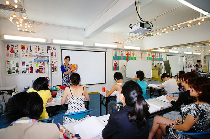 学员正在认真听课学习色彩搭配原理