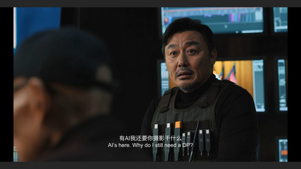 《细节盲》成片剧照对比图·失落帧：听到「有AI我还要你摄影干什么」后摄影师笑容凝固的微表情，呈现AI最难生成的情绪坠落过程