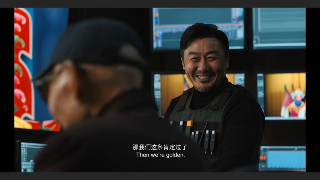 《细节盲》成片剧照对比图·兴奋帧：看到AI生成京剧翎子功一次通过后摄影师满脸笑容的微表情，与失落帧构成AI最难生成的情绪弧线